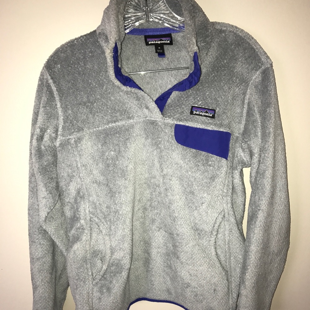 Grey sweatshirt.